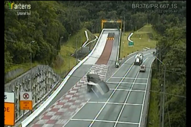 Semi-reboque tombou ao entrar na &aacute;rea de escape – Foto: Arteris/Divulga&ccedil;&atilde;o