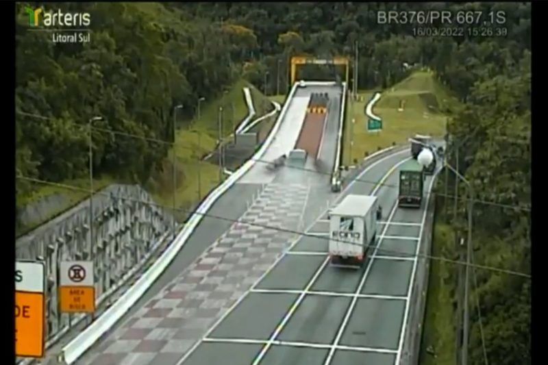 Motorista percebeu falha mec&acirc;nica e usou a &aacute;rea de escape para evitar acidente – Foto: Arteris Litoral Sul/Divulga&ccedil;&atilde;o