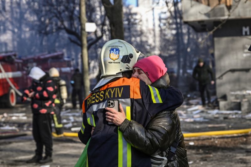 Como&ccedil;&atilde;o do lado de fora de um pr&eacute;dio destru&iacute;do em Kyiv, nesta ter&ccedil;a-feira (15), ap&oacute;s um ataque a &aacute;reas residenciais matar pelo menos duas pessoas – Foto: Aris Messinis/AFP/ND