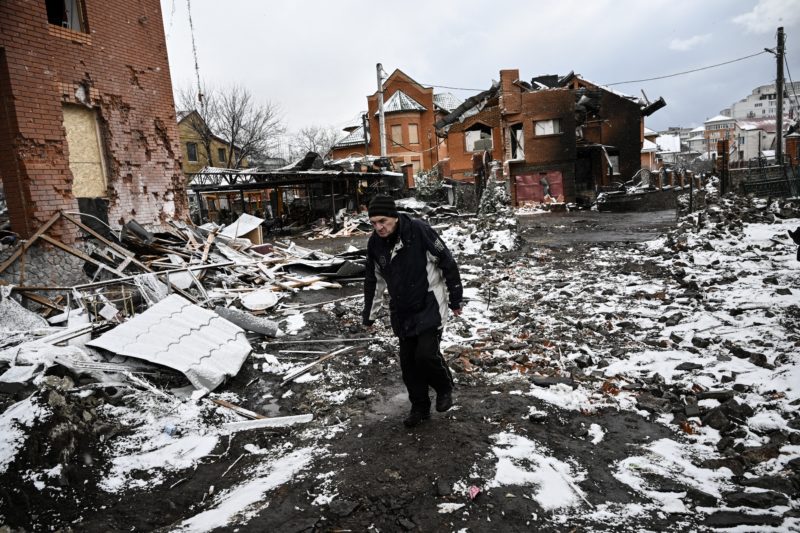 Um homem caminha entre casas destru&iacute;das durante ataques na cidade central ucraniana de Bila Tserkva – Foto: Aris Messinis/AFP/ND