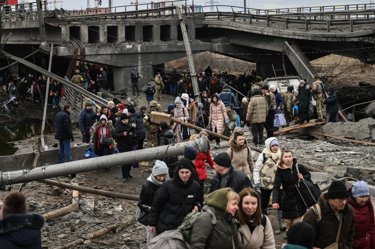 Ucranianos evacuam área atingida por ataques russos