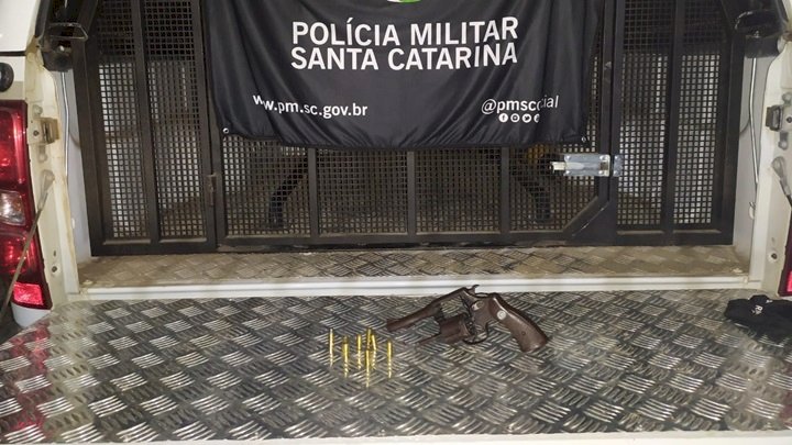 A imagem mostra revólver