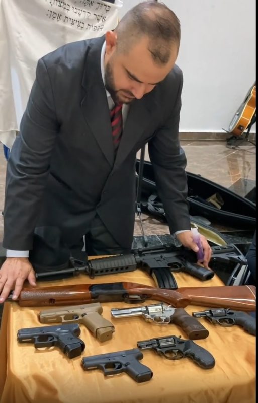 Pastor abençoa armas de policiais após culto em Curitiba