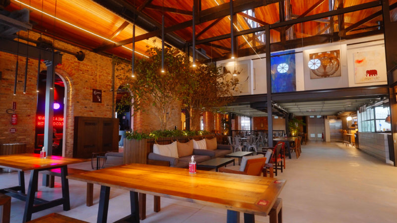 Galp&otilde;es centen&aacute;rios que armazenavam as mercadorias foram completamente restaurados e revitalizados no Armaz&eacute;m Rita Maria, na Capital – Foto: Heitor Pergher/ND