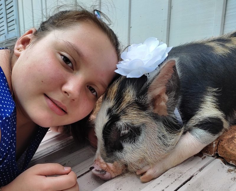 Maria com a porquinha Vivi