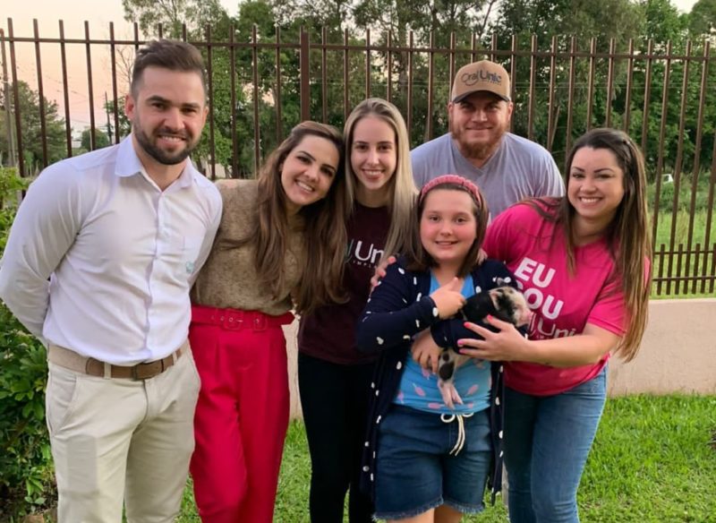 Maria ganhou a porquinha da equipe de uma cl&iacute;nica odontol&oacute;gica onde realizou uma cirurgia.