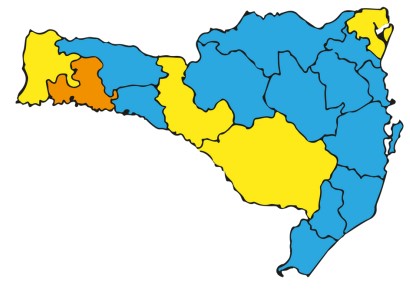 Com o avan&ccedil;o da variante &Ocirc;micron do v&iacute;rus SARS-CoV-2, cuja transmiss&atilde;o comunit&aacute;ria foi estabelecida em Santa Catarina na segunda quinzena de dezembro de 2021, o n&uacute;mero de casos ativos passou de 4.508 no dia 31 de dezembro para 80.251 no dia 29 de janeiro, representando um aumento de 1.680% em um &uacute;nico m&ecirc;s. A partir de ent&atilde;o, o n&uacute;mero de casos ativos vem reduzindo de forma sustentada por 6 semanas consecutivas, chegando a 9.306 em 11 de mar&ccedil;o de 2022, representando uma redu&ccedil;&atilde;o de 88% em rela&ccedil;&atilde;o ao pico de casos ativos registrados no dia 29 de janeiro.