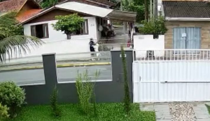 Idosa foi atacada enquanto estava caminhando – Foto: Internet/Reprodu&ccedil;&atilde;o