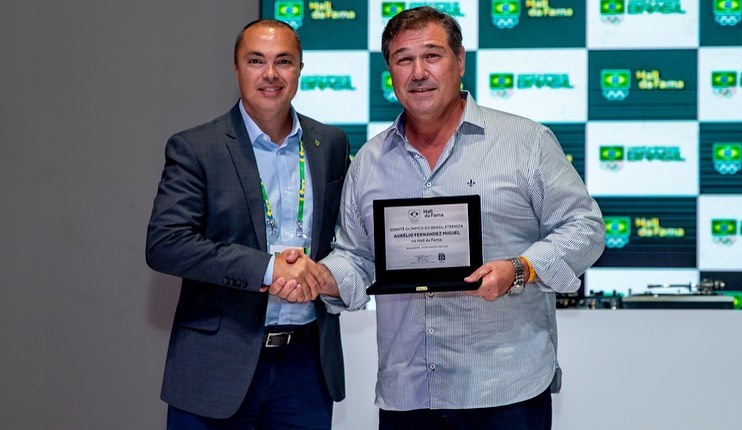 Judo en el Salón de la Fama: Aurélio Miguel (derecha) recibe un homenaje del también judoka Rogério Sampaio - Foto: Instagram Instituto Olímpico Brasil