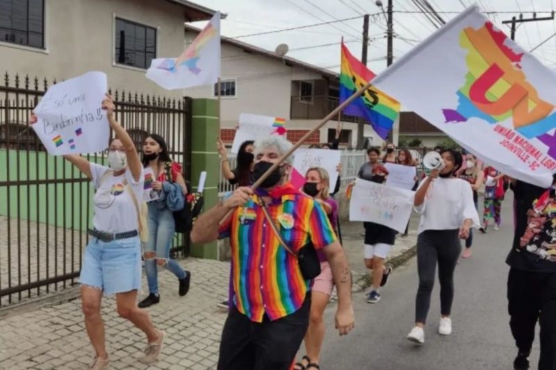 Manifesta&ccedil;&atilde;o foi feita em frente &agrave; escola – Foto: UNALGBT Joinville/Divulga&ccedil;&atilde;o