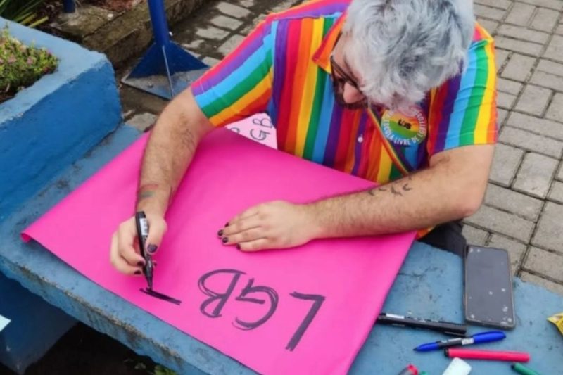 Jonas questiona liberdade de express&atilde;o na escola – Foto: UNALGBT Joinville/Divulga&ccedil;&atilde;o