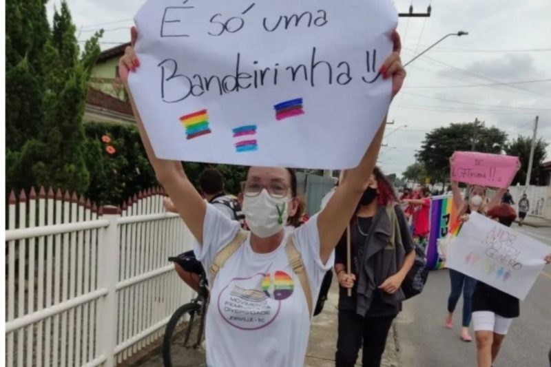 Bandeira LGBT em escola de Joinville tem gerado debate – Foto: UNALGBT Joinville/Divulga&ccedil;&atilde;o