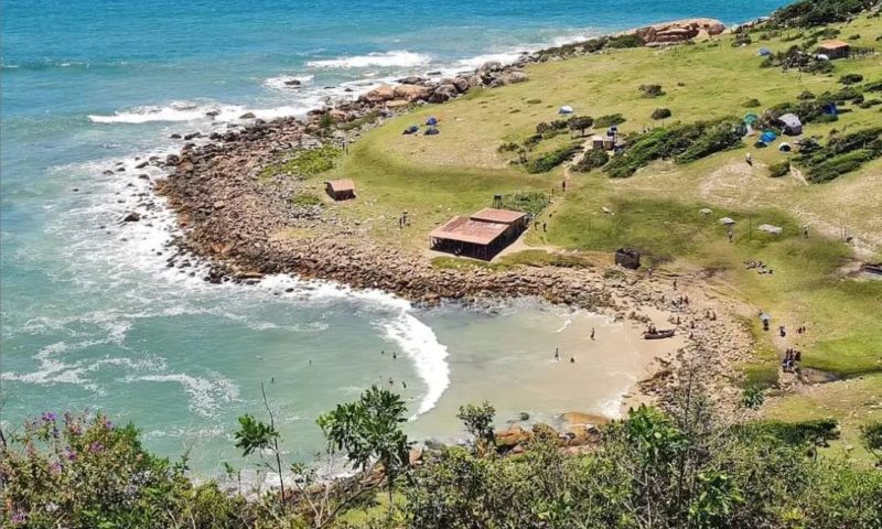 Vale da Utopia fica na Praia do Ma&ccedil;o, entre a Praia de Cima e a Praia da Guarda do Emba&uacute;, em Palho&ccedil;a – Foto: Internet/Reprodu&ccedil;&atilde;o/ND