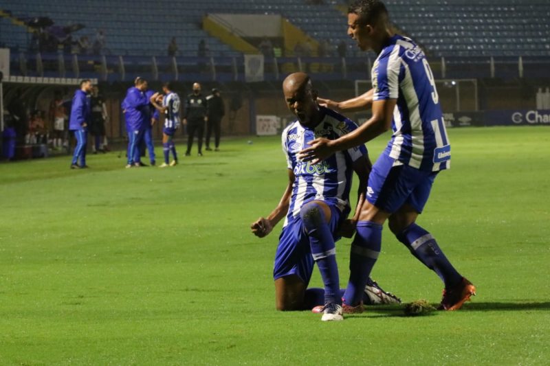 Copete comemora o gol do empate justo diante do Brusque na Ressacada – Foto: Frederico Tadeu/Ava&iacute; FC