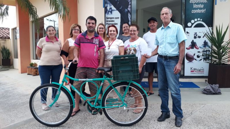 Homem que teve bicicleta furtada enquanto catava latinhas em SC recebe uma nova da comunidade – Foto: Divulga&ccedil;&atilde;o/ND