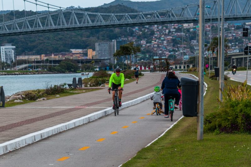 Bicicleta tamb&eacute;m &eacute; citada como meio de transporte alternativo e pode trazer benef&iacute;cios &agrave; sa&uacute;de – Foto: Guilherme Medeiros/PMF/ND