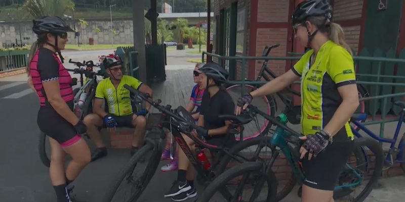 A imagem mostra os ciclistas no pórtico da Expoville
