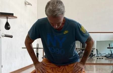 Fernando levanta 75kg com os test&iacute;culos