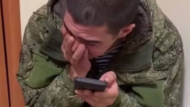 Soldado chorando e pedindo para voltar para a R&uacute;ssia – Foto: Internet/Reprodu&ccedil;&atilde;o/ND