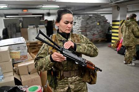 A piloto italiana se juntou com as tropas ucranianas para combater a invasão da Rússia – Foto: Internet/Reprodução/ND