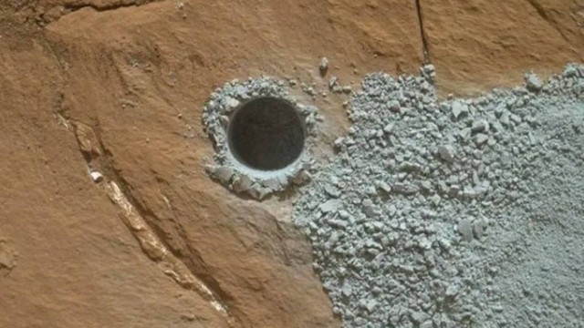 extraterrestres?  Agujero ‘perforado’ en Marte llama la atención de observadores espaciales