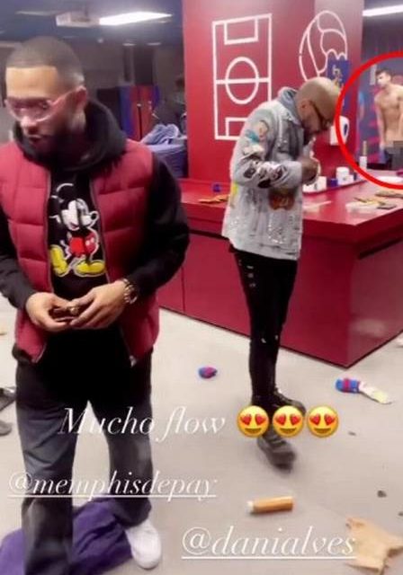 Momento em que Piqu&eacute; &eacute; flagrado nu ao sair de vesti&aacute;rio – Foto: Internet/Reprodu&ccedil;&atilde;o/ND