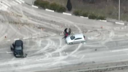 Corpo de civil ucraniano &eacute; arrastado ap&oacute;s execu&ccedil;&atilde;o russa – Foto: Emissora ZDF/Divulga&ccedil;&atilde;o/ND