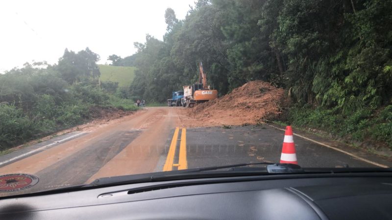 Queda de barreira bloqueia SC-108, na Grande Florianópolis &#8211; Foto: Divulgação/ND
