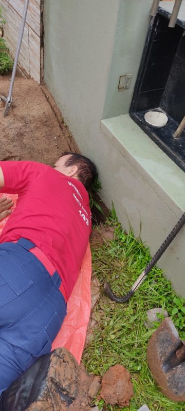 Deitado no ch&atilde;o e se esticando ao m&aacute;ximo, Bombeiro conseguiu resgatar gatinho – Foto: Corpo de Bombeiros Balne&aacute;rio Pi&ccedil;arras