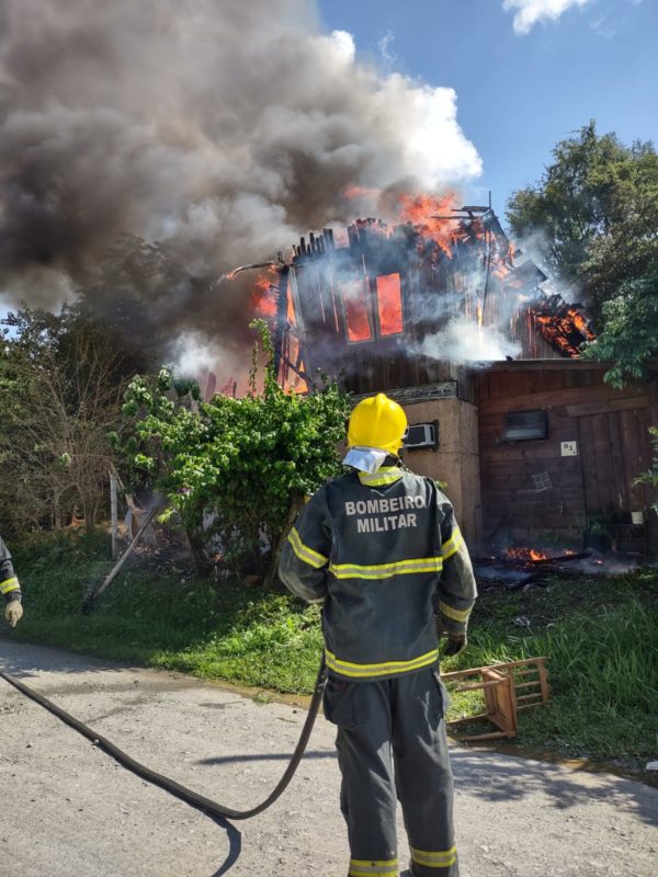 A equipe utilizou 9 mil litros de água para o combate às chamas – Foto: Divulgação/BBM Rio do Sul/ND