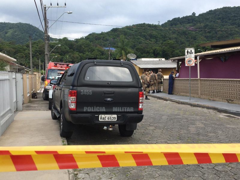 Bope chega para auxiliar na negocia&ccedil;&atilde;o com o homem que est&aacute; amea&ccedil;ando incendiar resid&ecirc;ncia no bairro Progresso em Blumenau – Foto: Altemir de Quadros Paz