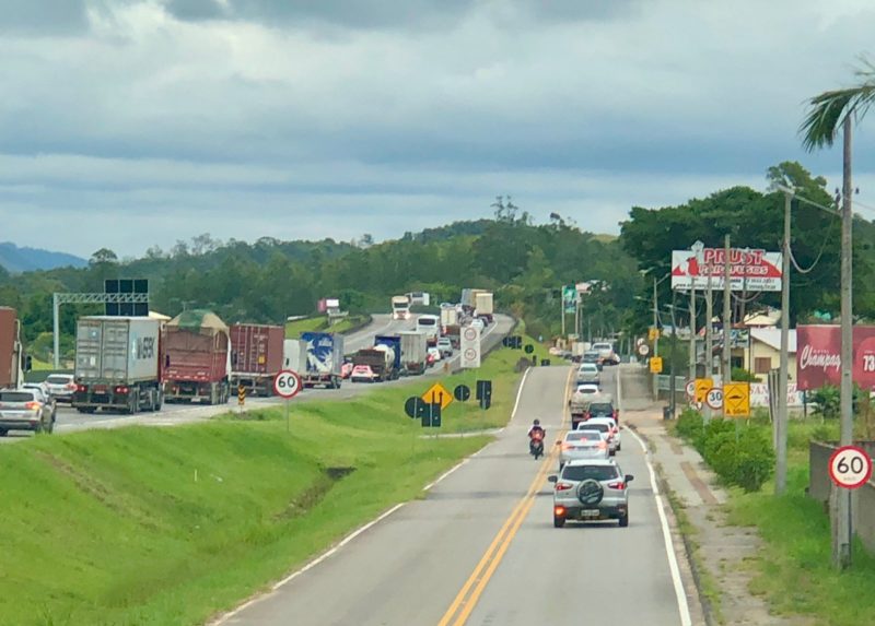 O movimento no trecho sul da BR-101, nesta ter&ccedil;a-feira, obrigou motoristas a buscarem as pistas laterais como alternativa para tentar tentar ganhar alguns minutos. – Foto: Manuela Silva/NDTV