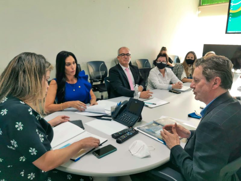 Na reuni&atilde;o com a assessoria do ministro da sa&uacute;de o resultado da visita que Marcelo Queiroga fez &agrave; Crici&uacute;ma no m&ecirc;s passado. – Foto: Aderaldo Ribeiro