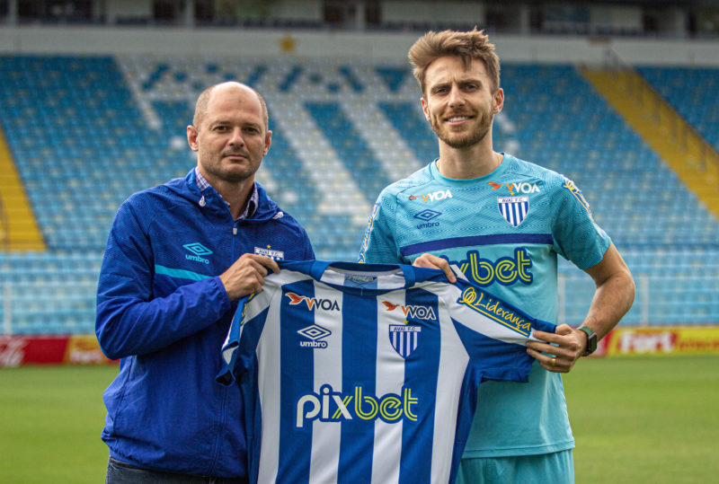 Ao lado do executivo William Thomas, Bressan recebe a camisa do Ava&iacute; – Foto: Leandro Boeira/Ava&iacute; F.C