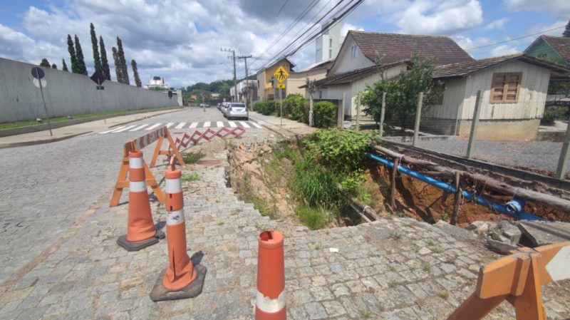 Rua de Blumenau est&aacute; com uma cratera h&aacute; quase um ano – Foto: Rodrigo Vieira/NDTV