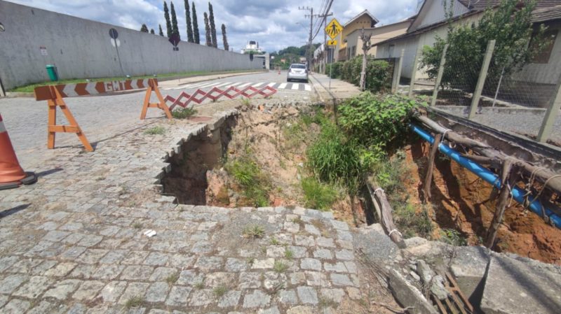 Moradores e motoristas ter&atilde;o que conviver com o buraco por mais um tempo – Foto: Rodrigo Vieira/NDTV