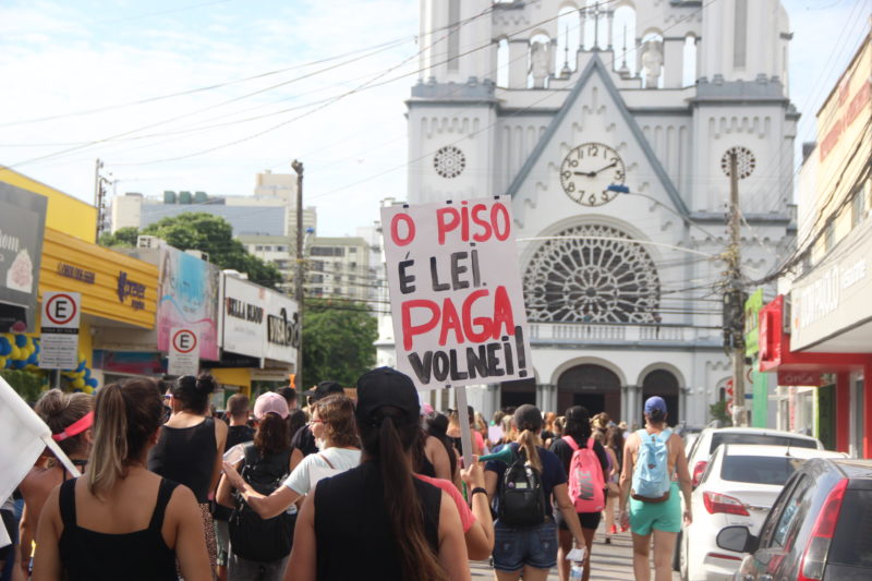Com cantos e cartazes, grevistas tomaram as ruas do Centro &#8211; Foto: Divulgação/Sindifoz/ND