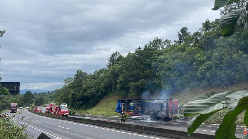 carreta pega fogo na 376
