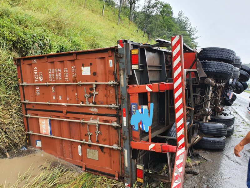 Caminh&atilde;o levava um cont&ecirc;iner. – Foto: Divulga&ccedil;&atilde;o/15&ordm;BBM/ND