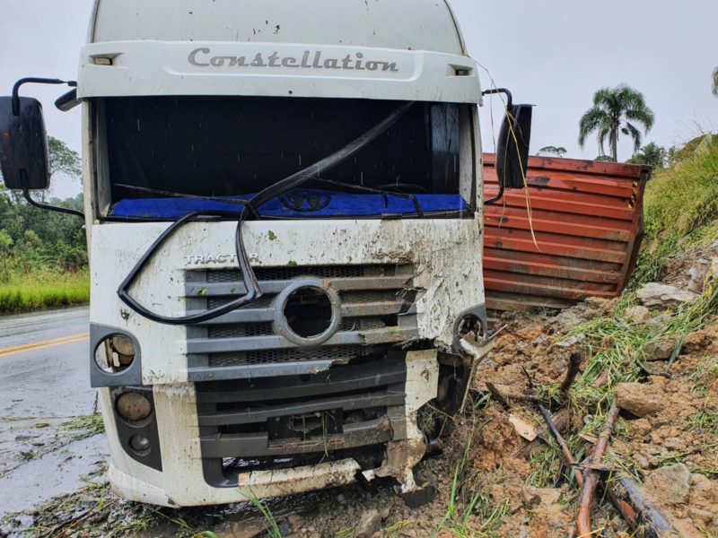 O motorista e o caroneiro ficaram feridos. – Foto: Divulga&ccedil;&atilde;o/15&ordm;BBM/ND