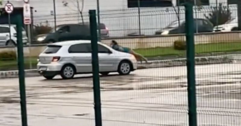 V&iacute;deo flagra mulher agarrada no cap&ocirc; do carro, ap&oacute;s flagra marido traidor | Foto: Reprodu&ccedil;&atilde;o – Foto: Reprodu&ccedil;&atilde;o