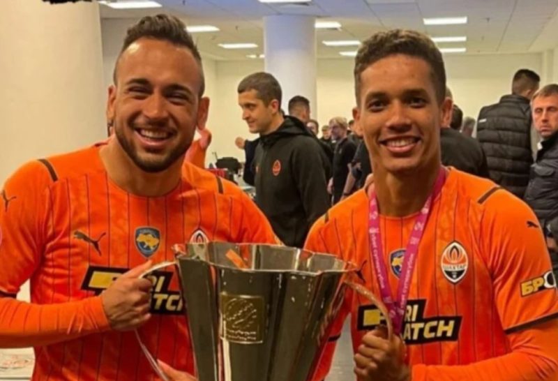 Maycon, &agrave; esquerda, e Pedrinho, &agrave; direita, chegaram ao Brasil nesta ter&ccedil;a-feira (1&deg;) – Foto: Internet/Divulga&ccedil;&atilde;o/ND