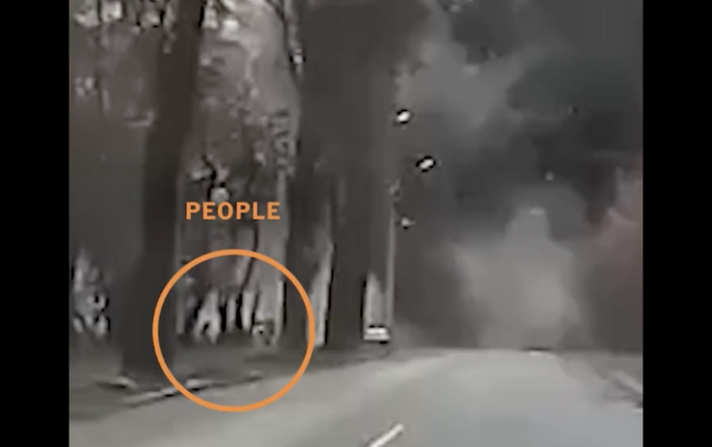 Civis correm em meio &agrave; chamas e fuma&ccedil;a ap&oacute;s a explos&atilde;o das bombas na cidade da Ucr&acirc;nia – Foto: Reprodu&ccedil;&atilde;o