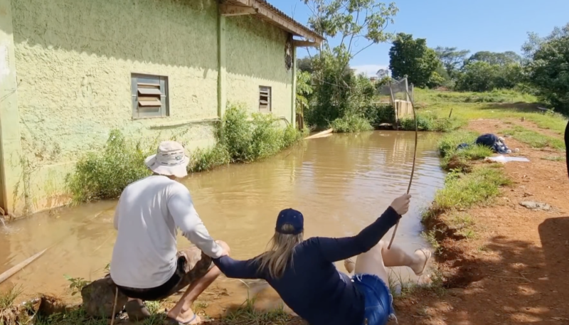 Pesca surpreendeu pescadores, no quintal de uma casa – Foto: Reprodu&ccedil;&atilde;o