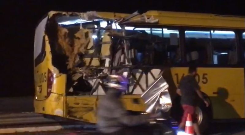 Onibus acertou, pelo menos, dois &ocirc;nibus – Foto: GMF/Divulga&ccedil;&atilde;o/ND