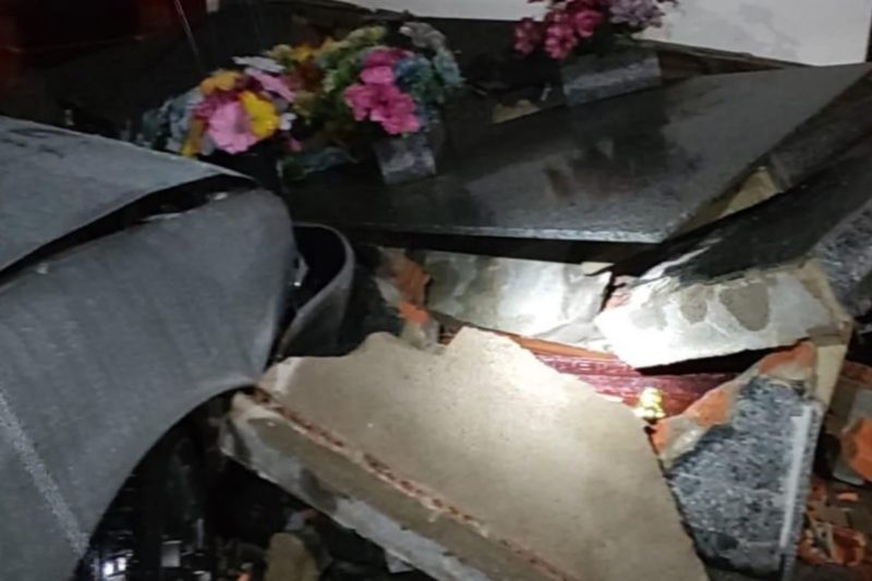 Acidente “inusitado” aconteceu na madrugada desta segunda-feira (21) – Foto: PM/Divulga&ccedil;&atilde;o