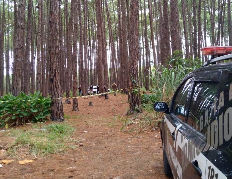 Carro de Carlos Eduardo foi encontrado em uma regi&atilde;o de mata pr&oacute;ximo ao terminal lacustre do Rio Vermelho – Foto: PCSC/Divulga&ccedil;&atilde;o/ND