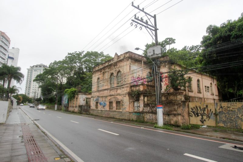 Terreno que vai a leilão tem casarões tombados