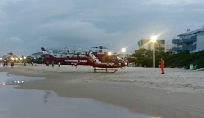 Os guarda-vidas que estavam no local, junto de um soldado de folga, realizaram o resgate – Foto: CBMSC/Divulga&ccedil;&atilde;o/ND