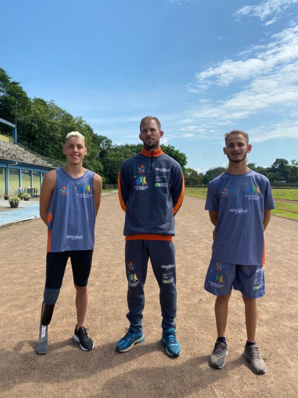 Luis Felipe Elicker Rosin, Mychael Teixeira e Edenilson Roberto Floriani, paratletas de SC nas pistas de S&atilde;o Paulo – Foto: Divulga&ccedil;&atilde;o/CEPE